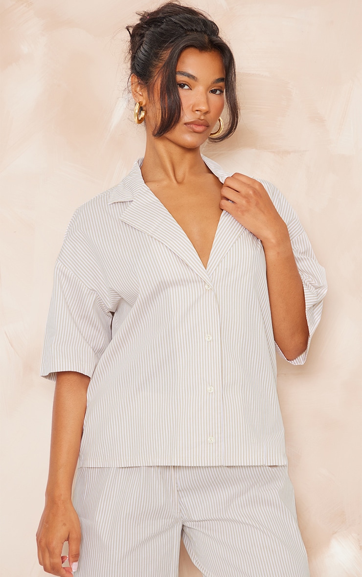 PrettyLittleThing Рубашка оверсайз с короткими рукавами в тонкую полоску Stone блузка в полоску с короткими рукавами 2 m бежевый