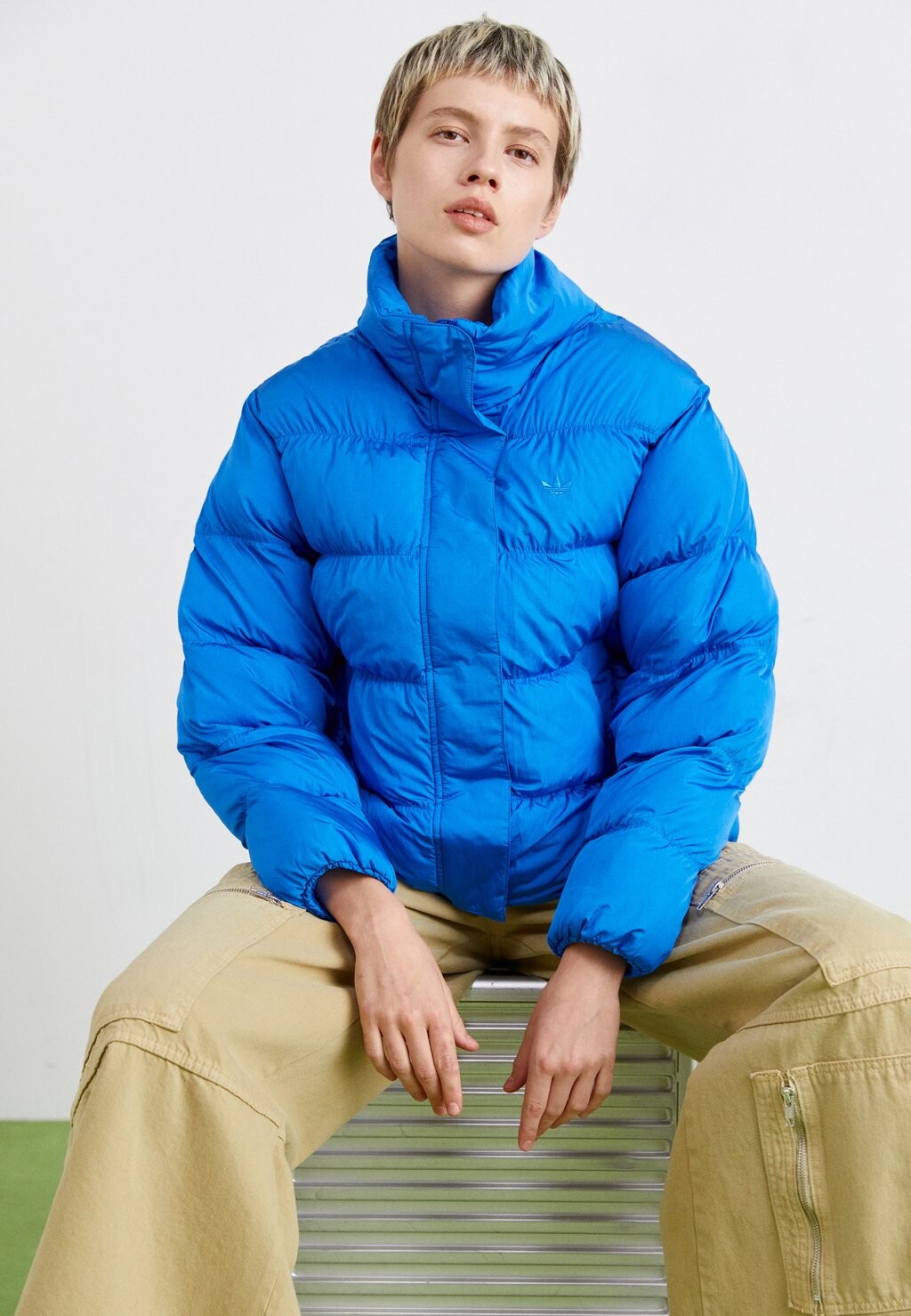 

Куртка adidas Originals ВЕГАН ШОРТ, цвет bluebird