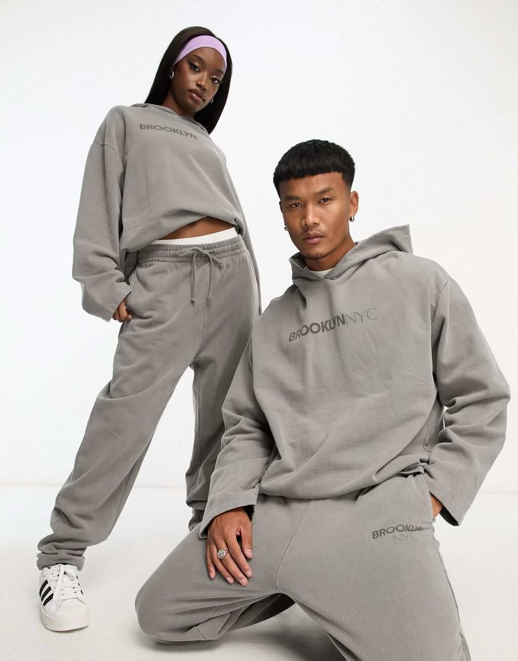 

Толстовка унисекс в стиле унисекс с темно-серым принтом спереди ASOS Design