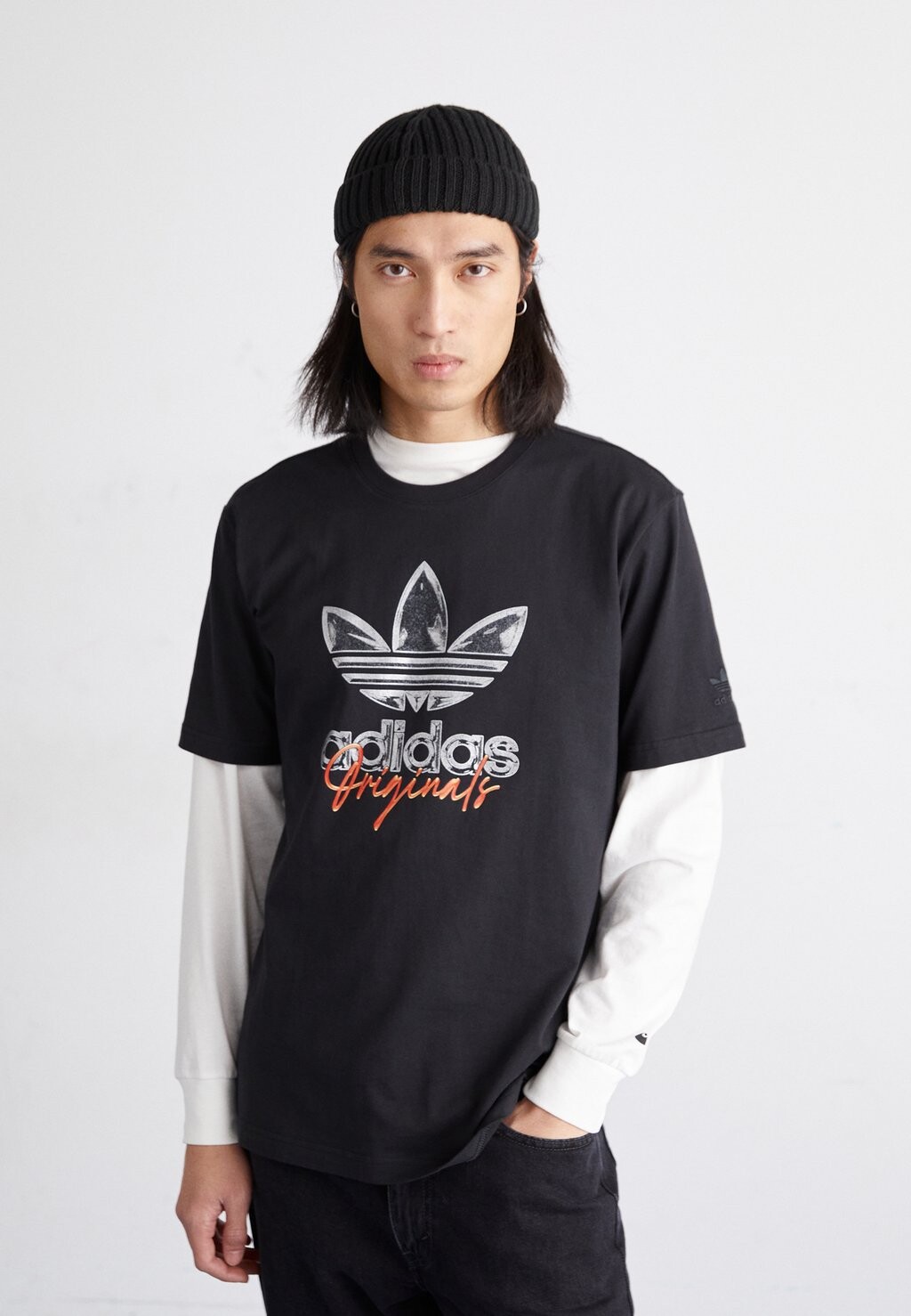 

Футболка с принтом Tee adidas Originals, черный