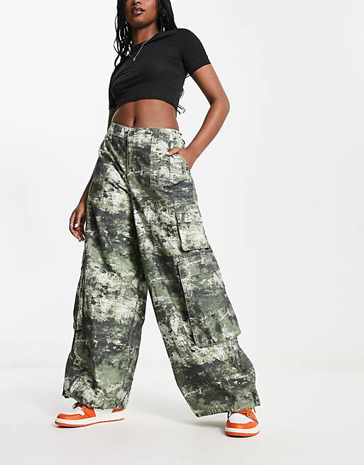 

Камуфляжные брюки-карго в стиле оверсайз ASOS DESIGN