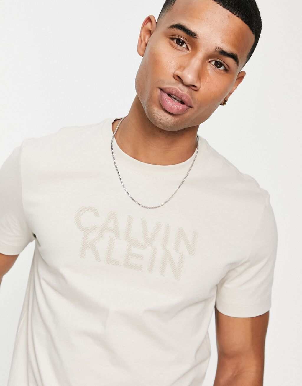 

Бежевая футболка с искаженным логотипом Calvin Klein