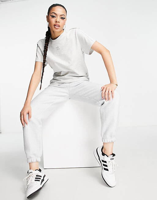 

Светло-серая футболка свободного кроя adidas Originals Luxe Lounge, Серый