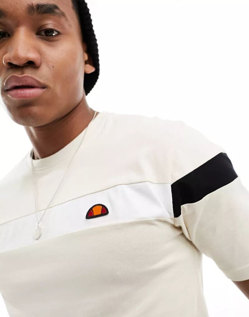 

Белая футболка ellesse Caserio с полосатым принтом на груди