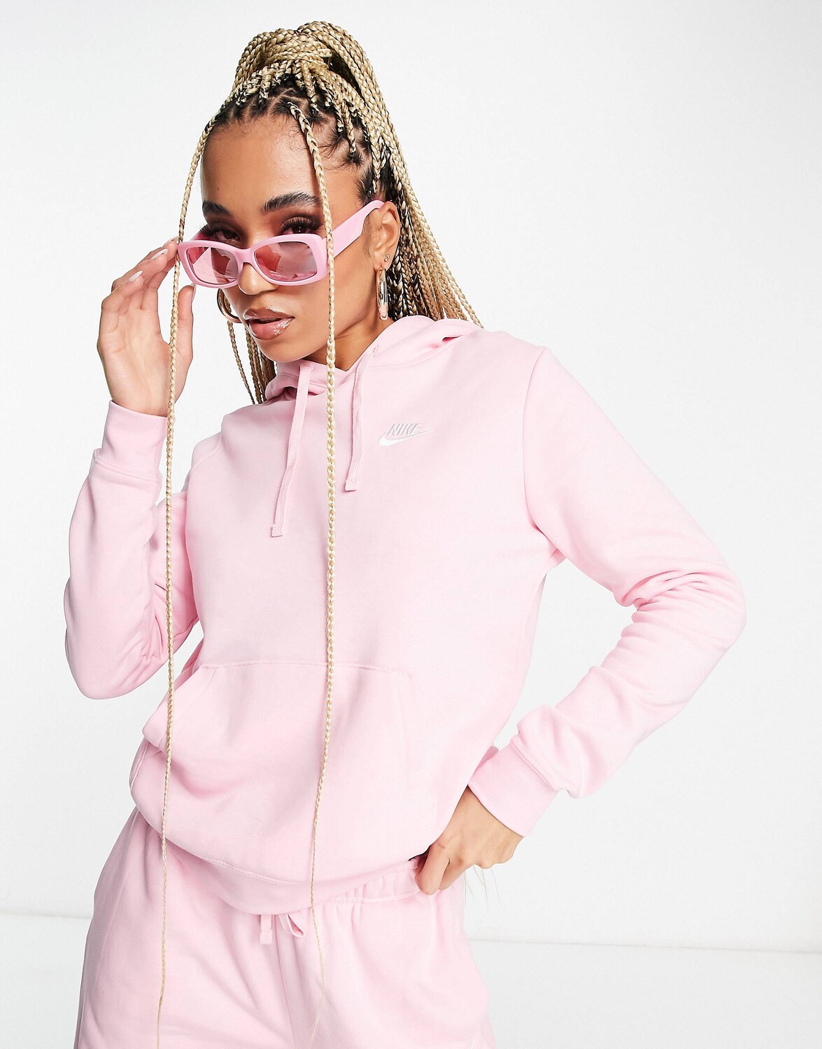 

Нежно-розовая флисовая худи Nike Club