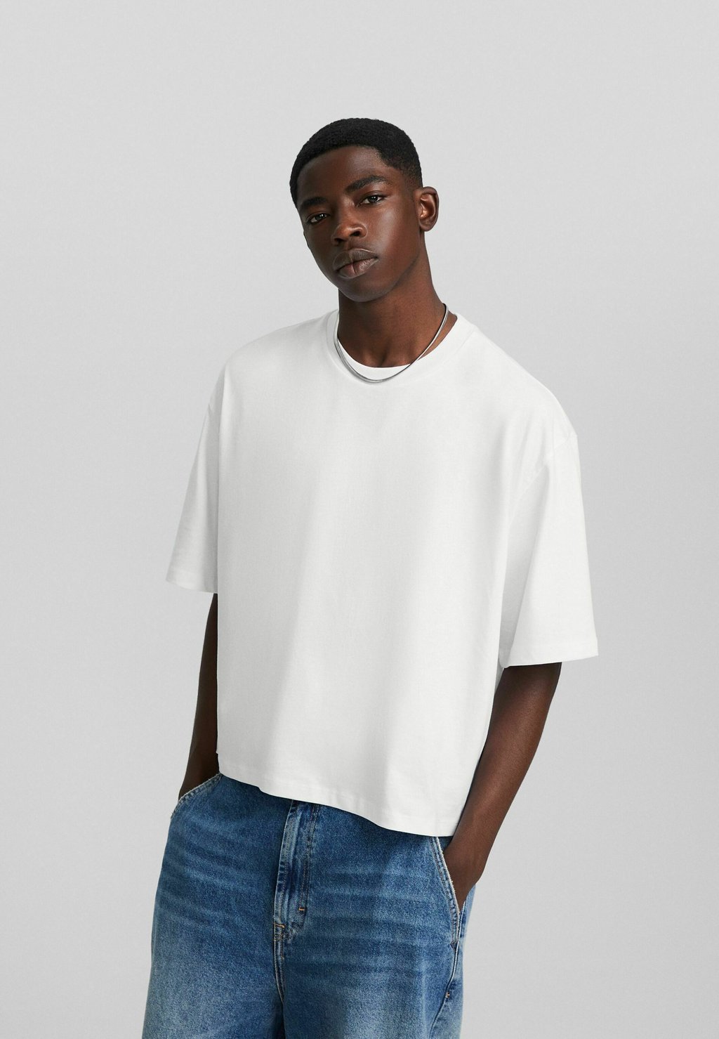 Базовая футболка Boxy Fit Cropped Short Sleeve Bershka, белый цена и фото