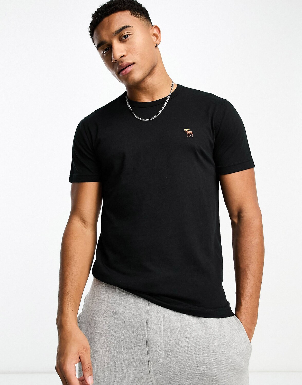 

Черная футболка с логотипом Abercrombie & Fitch