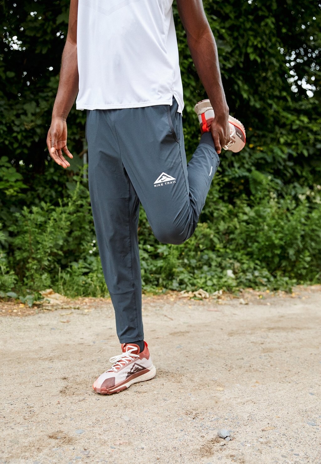 

Спортивные брюки Nike Trail Pant, черный / белый