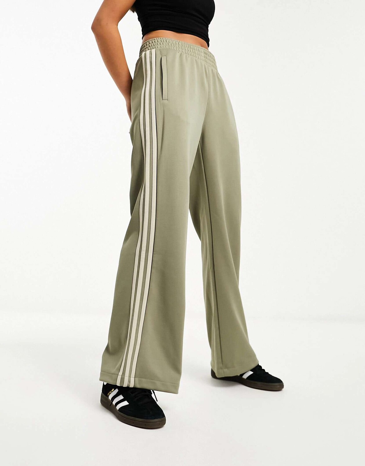 

Утепленные брюки adidas Originals из глины