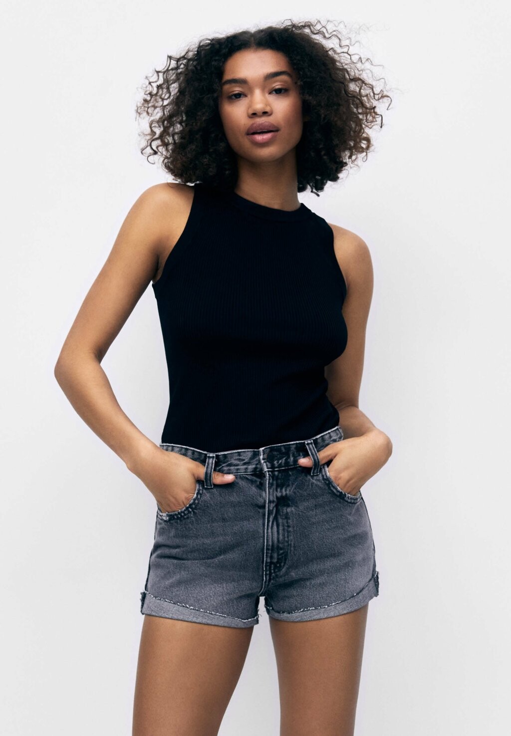 

Джинсовые шорты PULL&BEAR Mid-Waist, серый