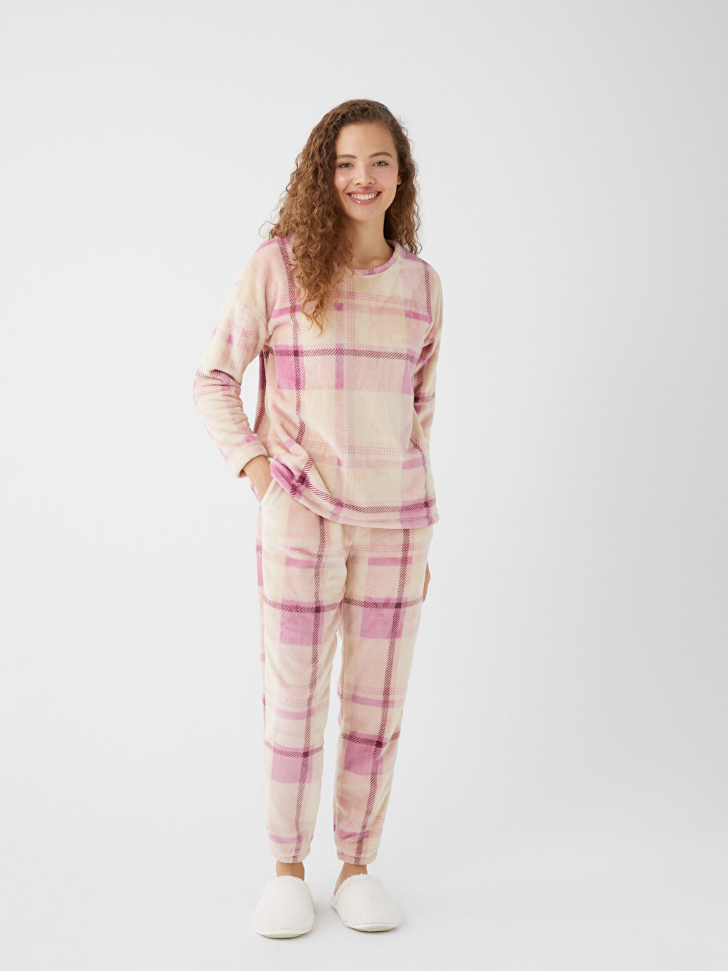 цена Женский пижамный комплект в клетку с круглым вырезом и длинными рукавами LCW DREAM