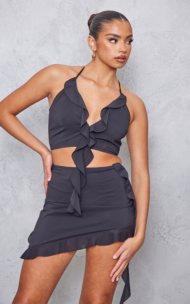 

PrettyLittleThing Черный плетеный топ с воротником-халтер с рюшами спереди