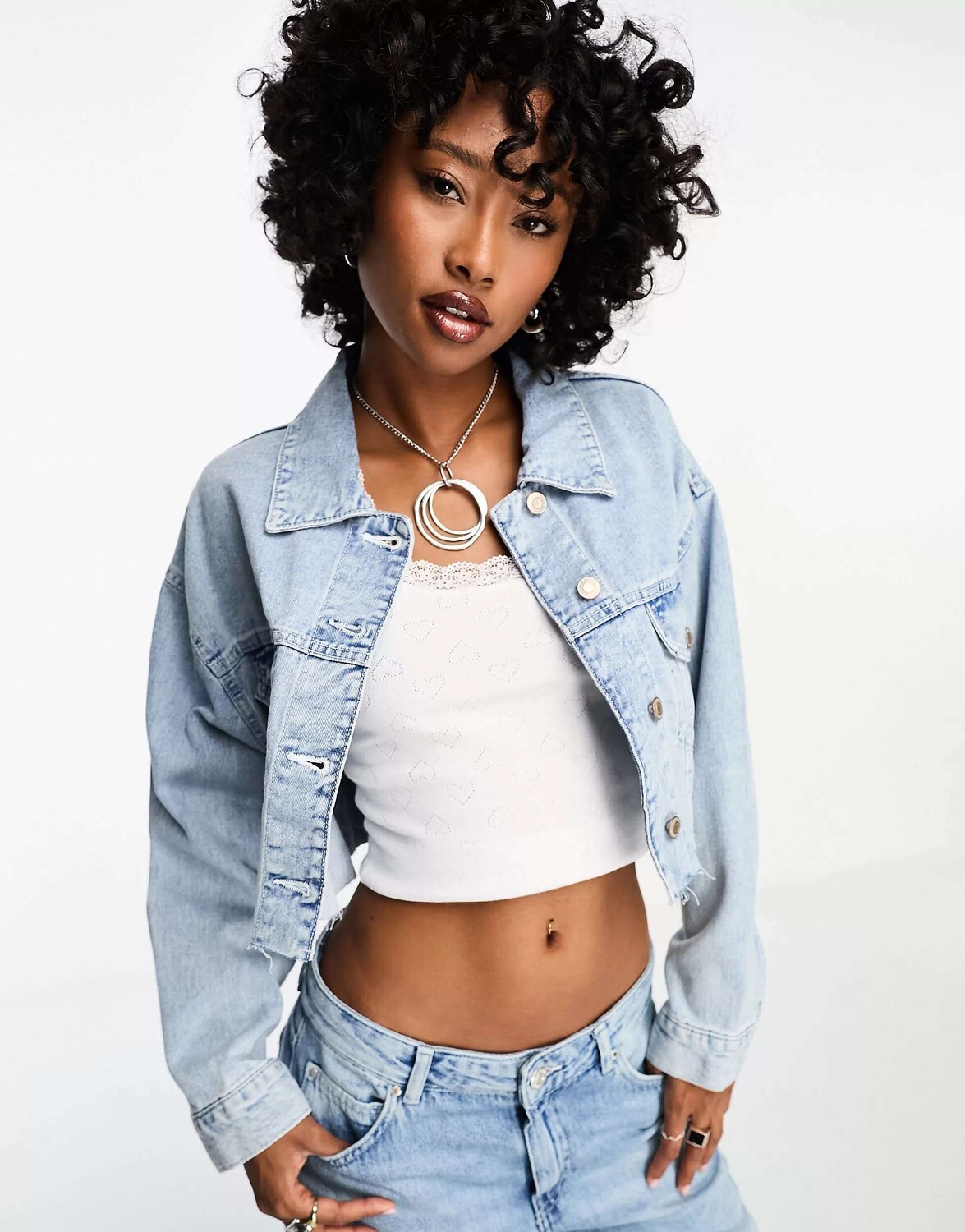 

Укороченная джинсовая куртка Bershka голубого цвета