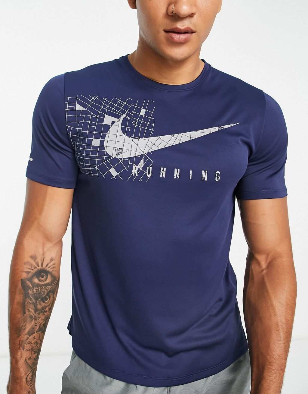 

Темно-синяя футболка со светоотражающим рисунком Nike Running Run Division Miler Dri-FIT