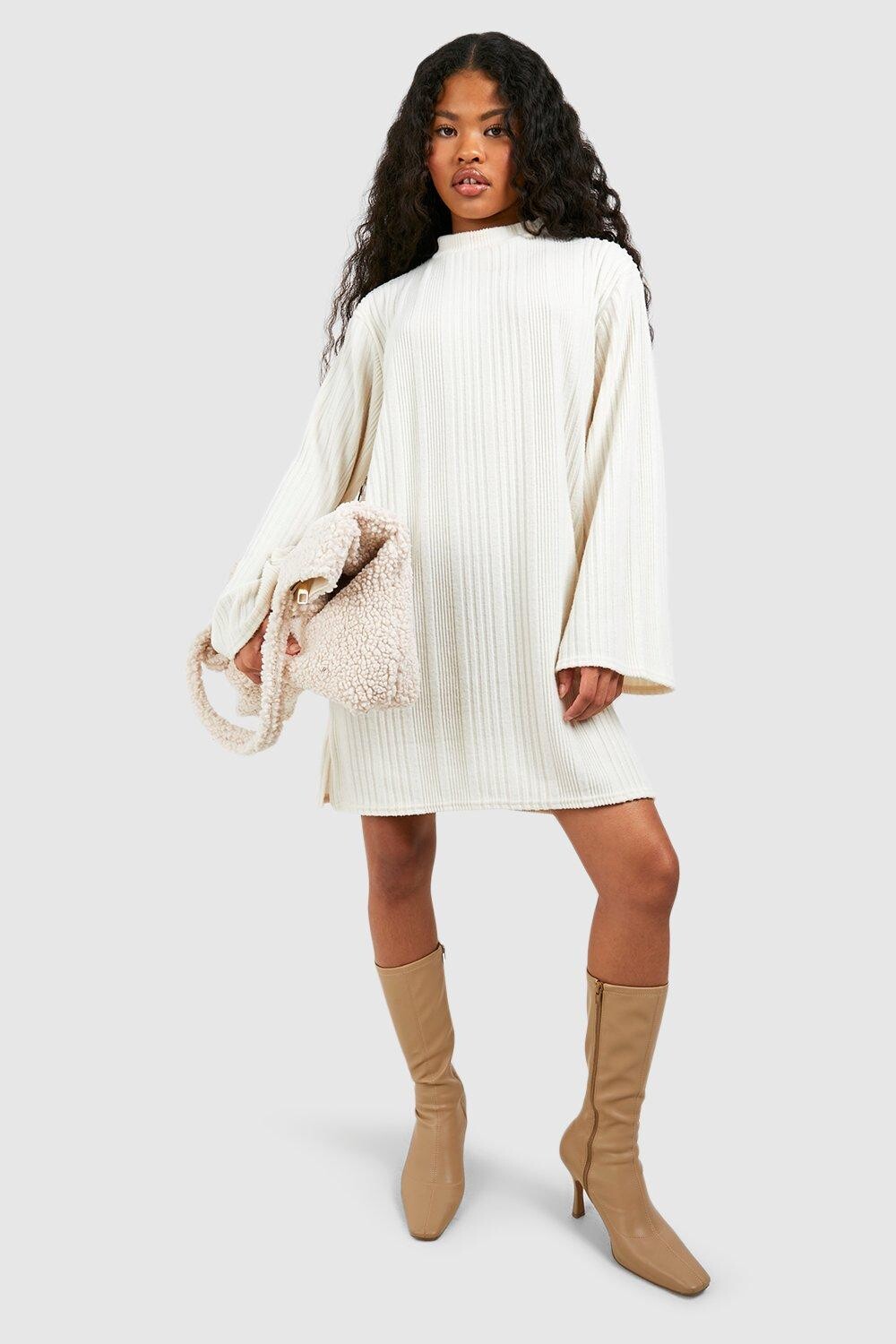 

Мягкое текстурированное платье в рубчик Petite с высоким воротником boohoo, белый