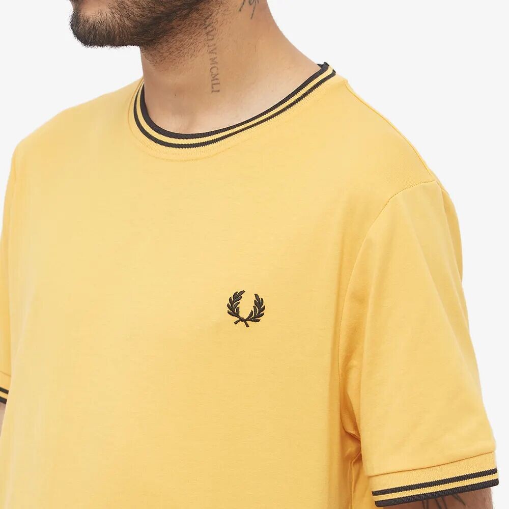 

Fred Perry Футболка с двойным вырезом, золотой