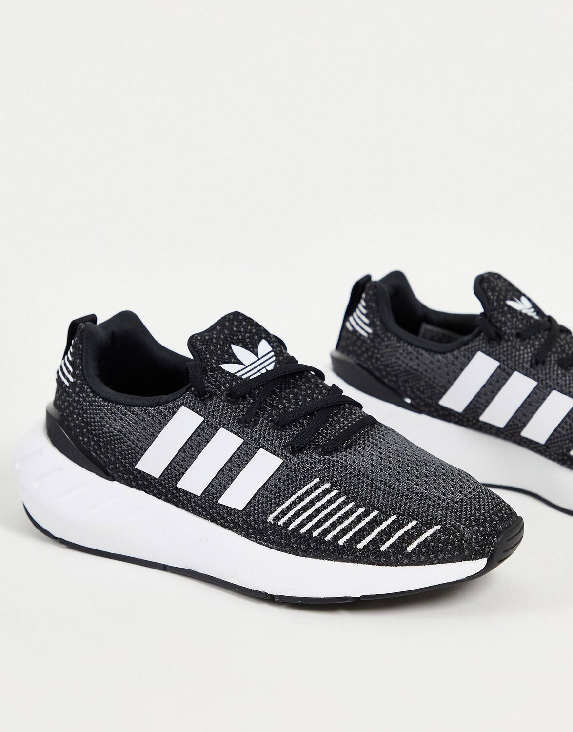 

Черные кроссовки adidas Originals Swift Run 22 с белыми полосками, Черный