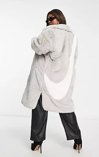 

Пальто Nike Plus Long Faux Fur Swoosh, серый/белый