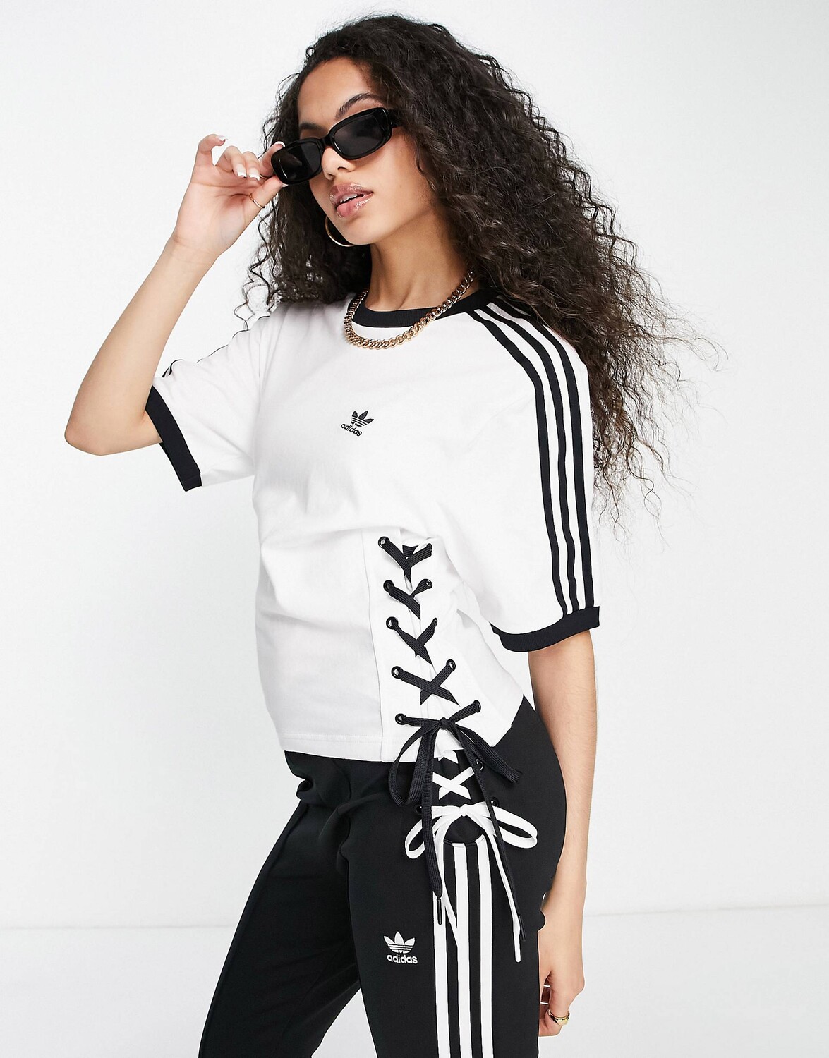 

Оригинальная белая футболка со шнуровкой adidas Originals