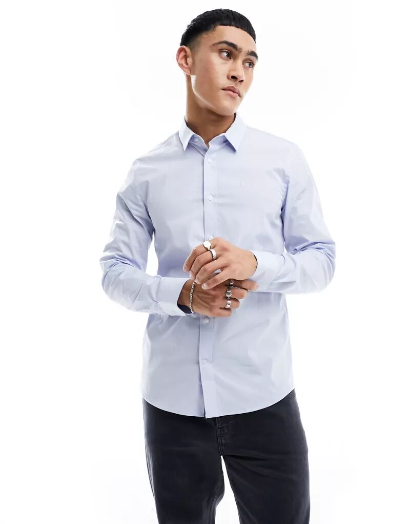 цена Голубая рубашка узкого кроя из эластичного поплина Calvin Klein