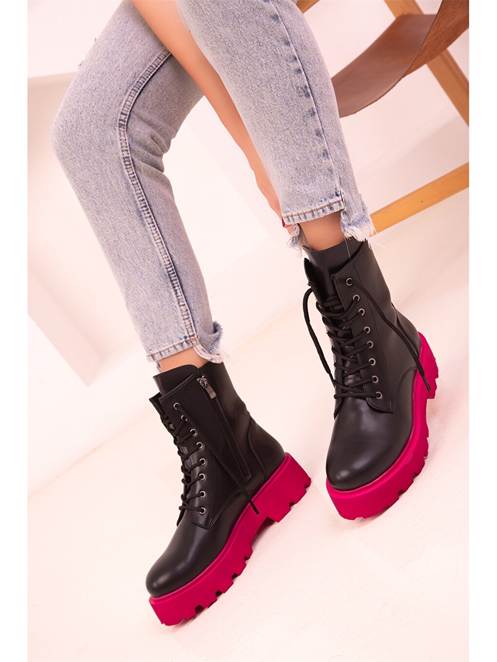 Кожаные женские ботинки с цветовыми блоками Soho Exclusive, черный