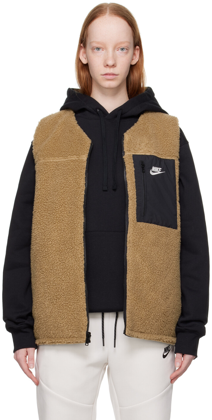 

Черно-бежевый зимний жилет Club+ Nike