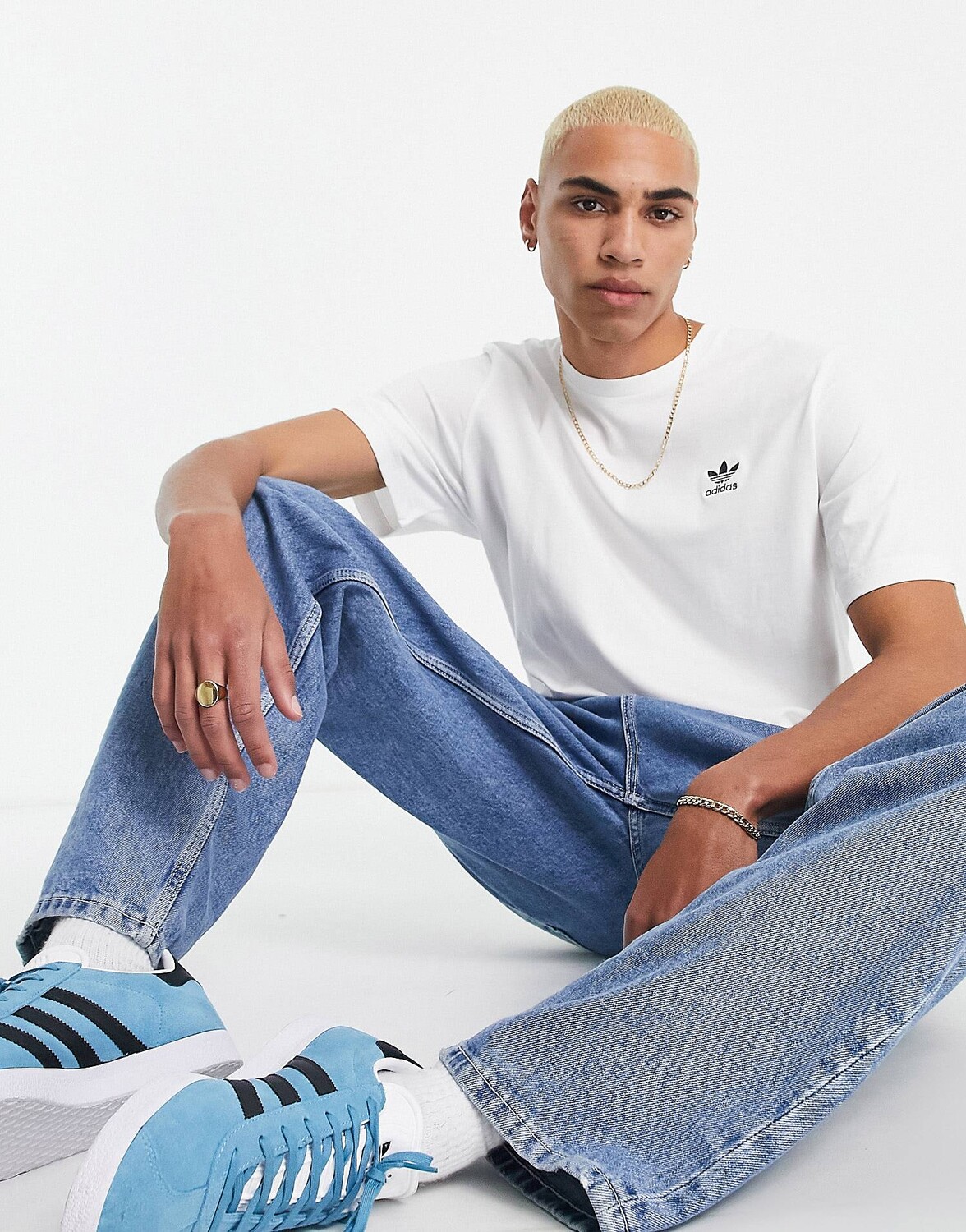 

Белая футболка adidas Originals Essentials