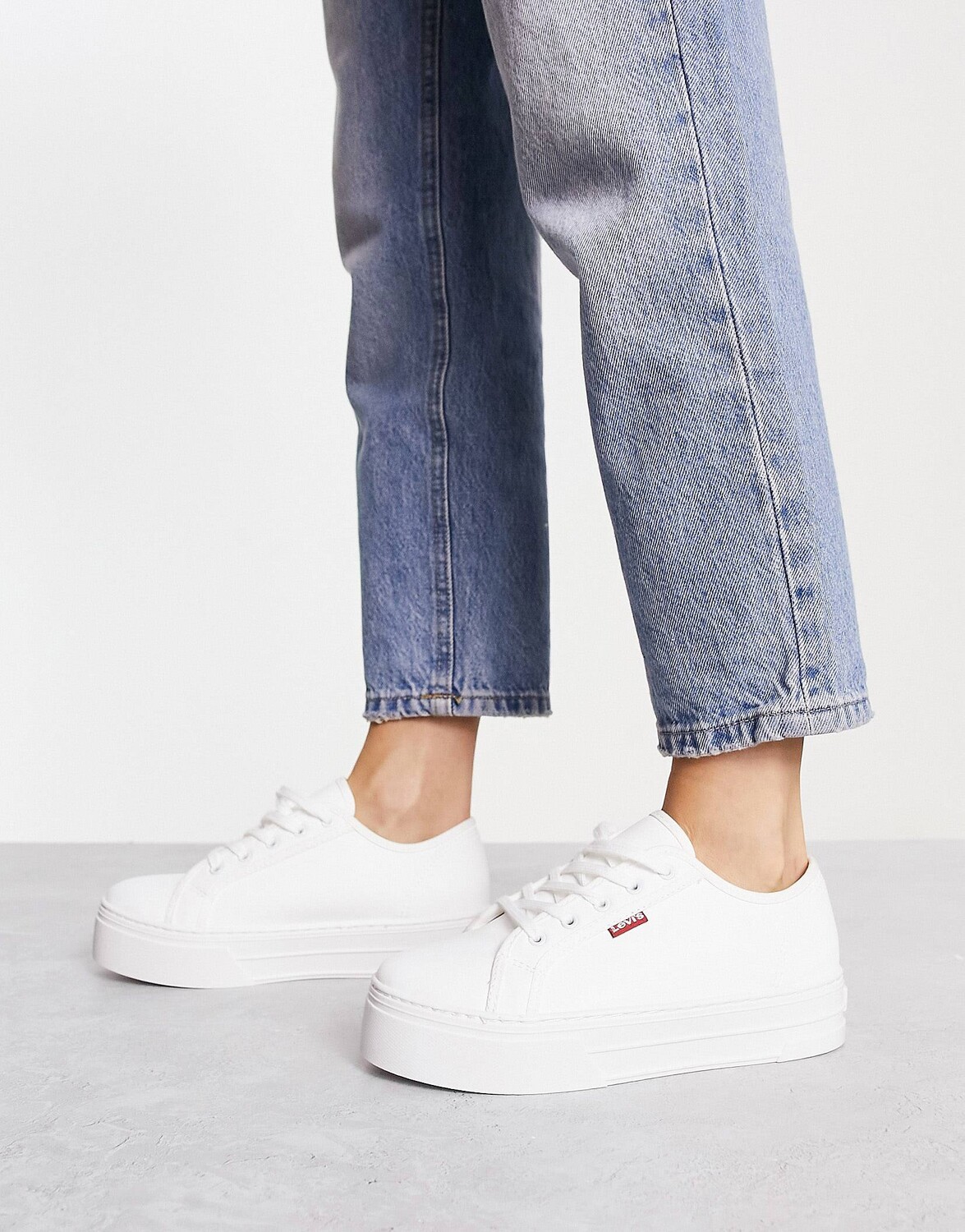 

Белые кроссовки на платформе Levi's