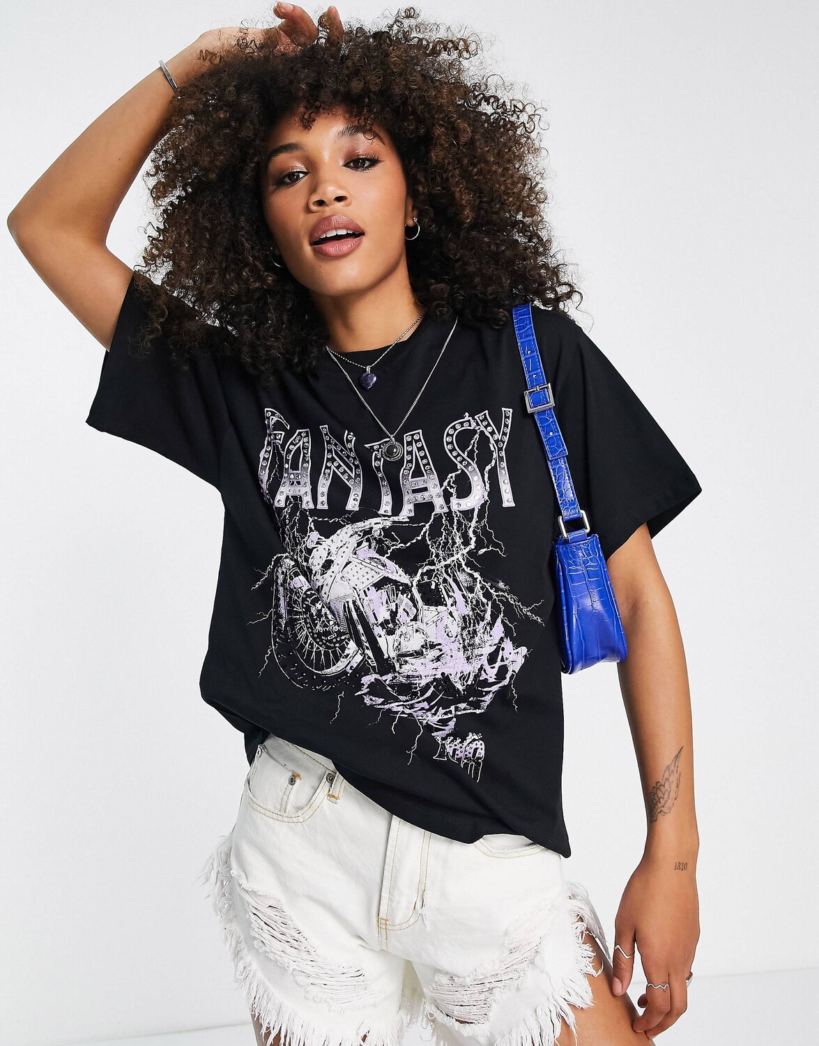 

Футболка ASOS DESIGN с разрезом на спине и фантазийным графическим принтом в исправлении, Черный