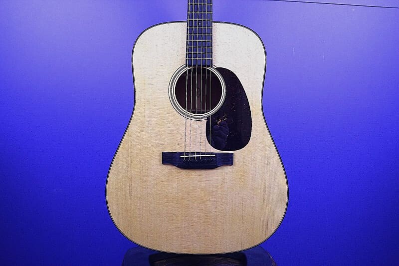 

Martin D18 с чехлом M2692628
