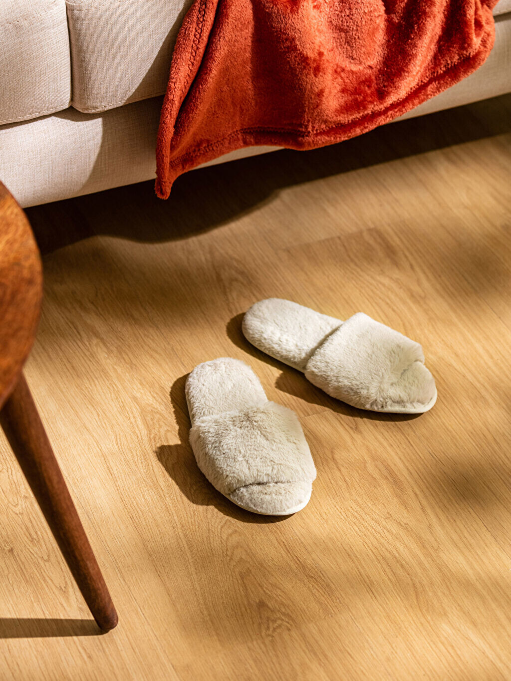 

Плюшевые женские домашние тапочки с одной полосой LCW Home
