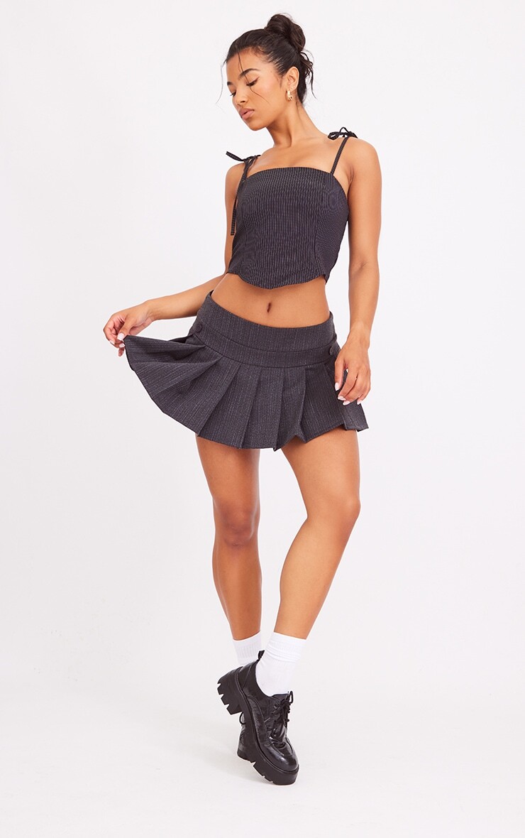 

PrettyLittleThing Черный тканый укороченный топ с завязками в тонкую полоску