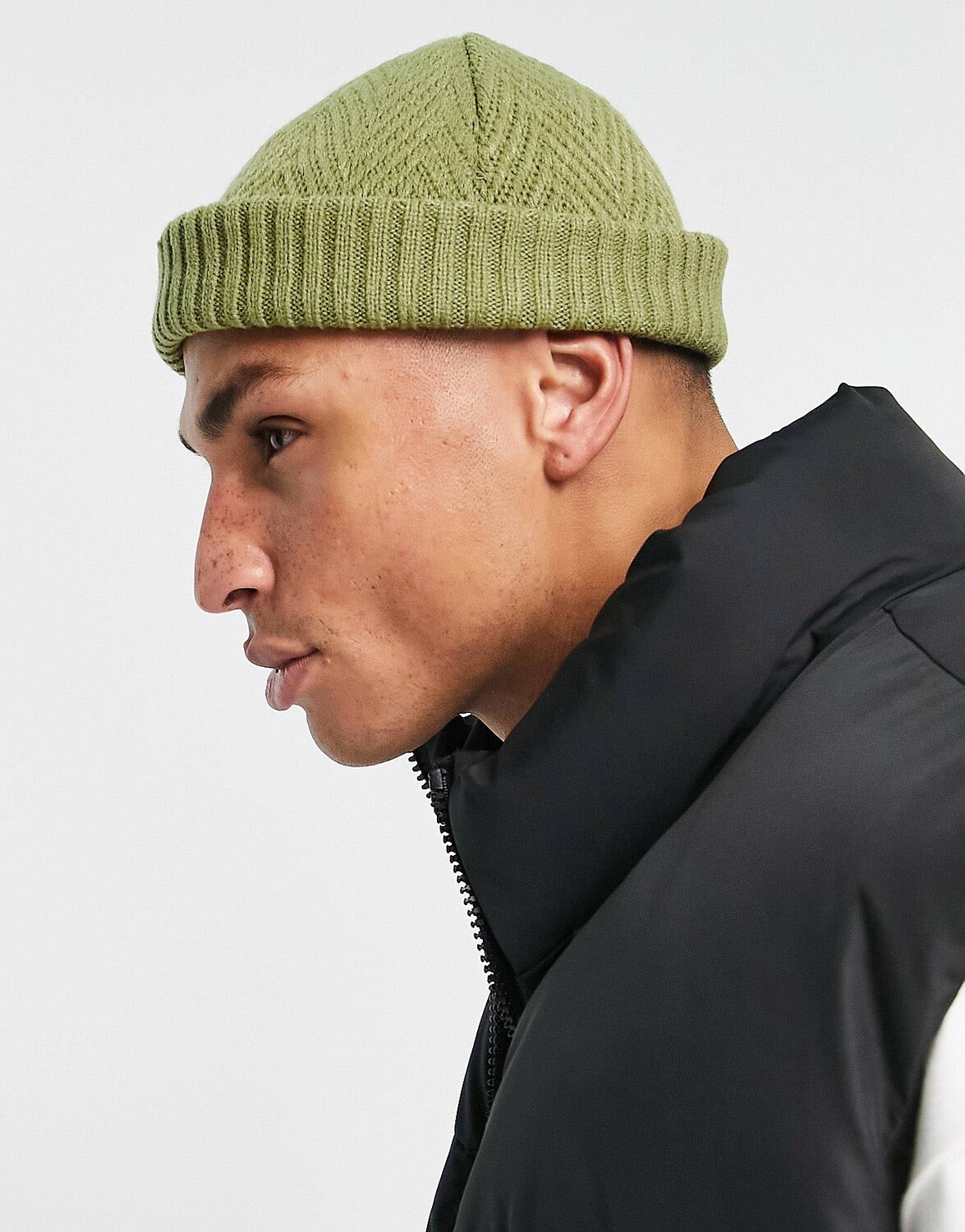 

Миниатюрная шапка-бини в рубчик цвета хаки с узором шеврон ASOS DESIGN ASOS DESIGN