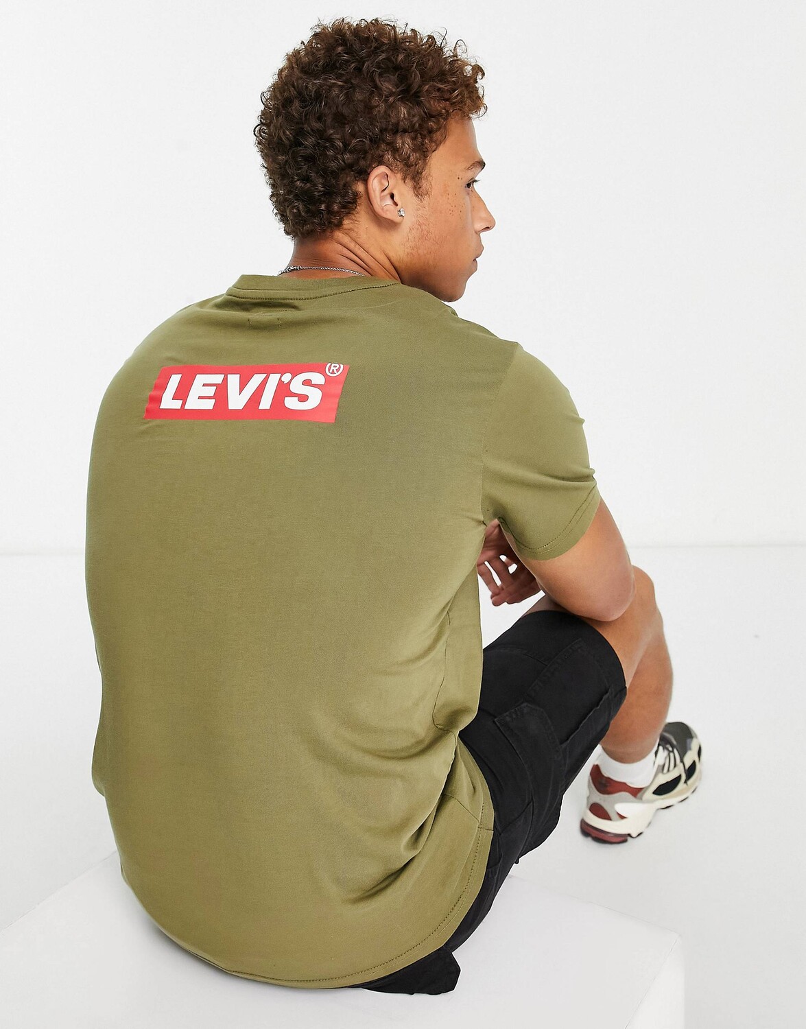 

Футболка Levi's оливково-зеленого цвета с логотипом на задней панели
