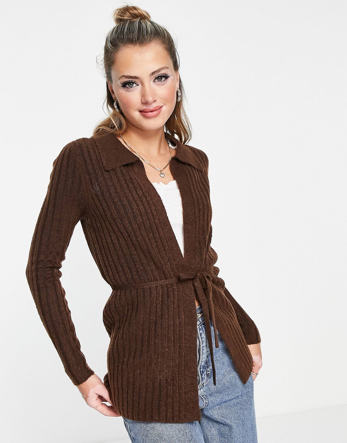 

Коричневый кардиган с воротником и галстуком ASOS DESIGN
