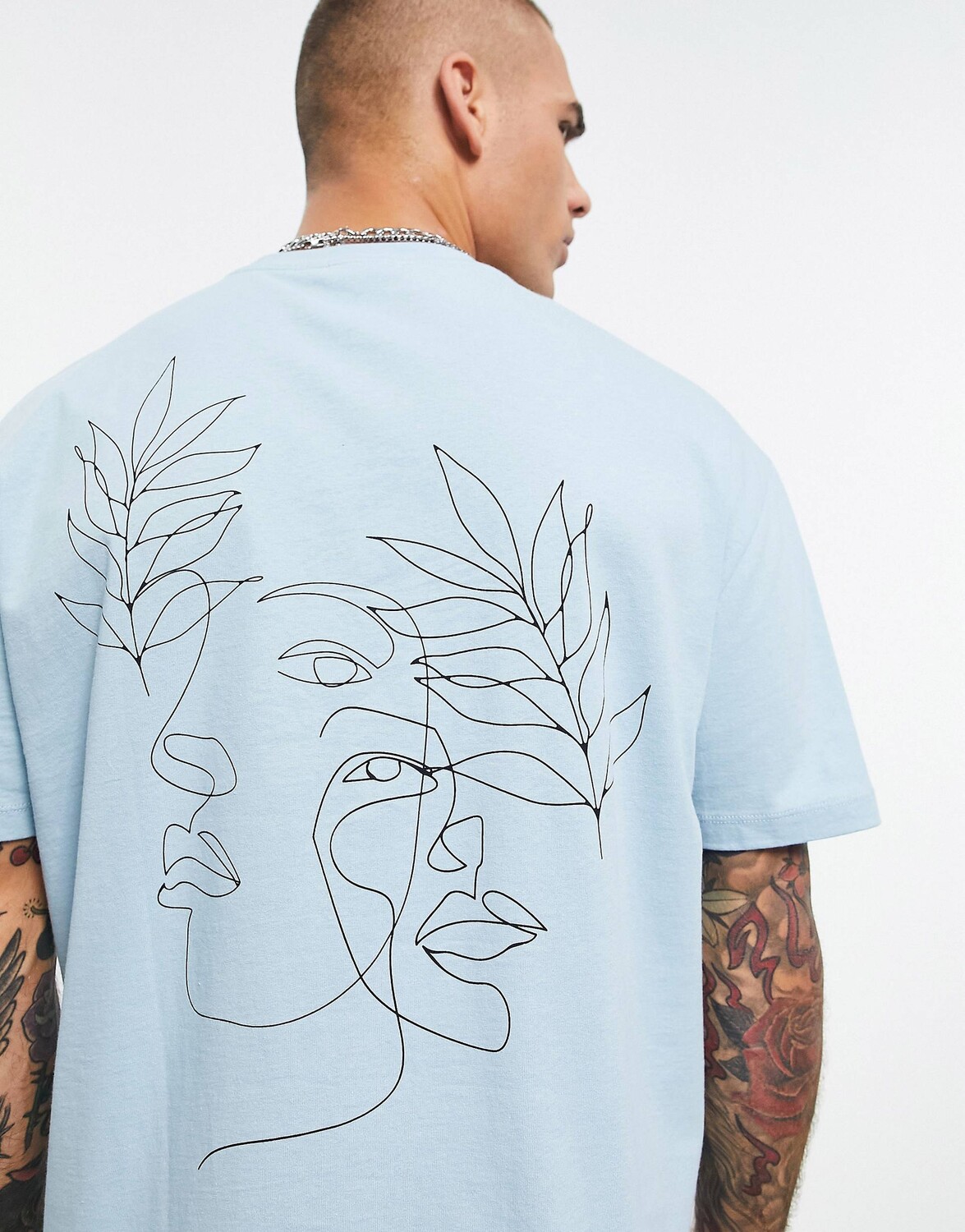 

Синяя непринужденная футболка с абстрактным принтом на спине ASOS DESIGN