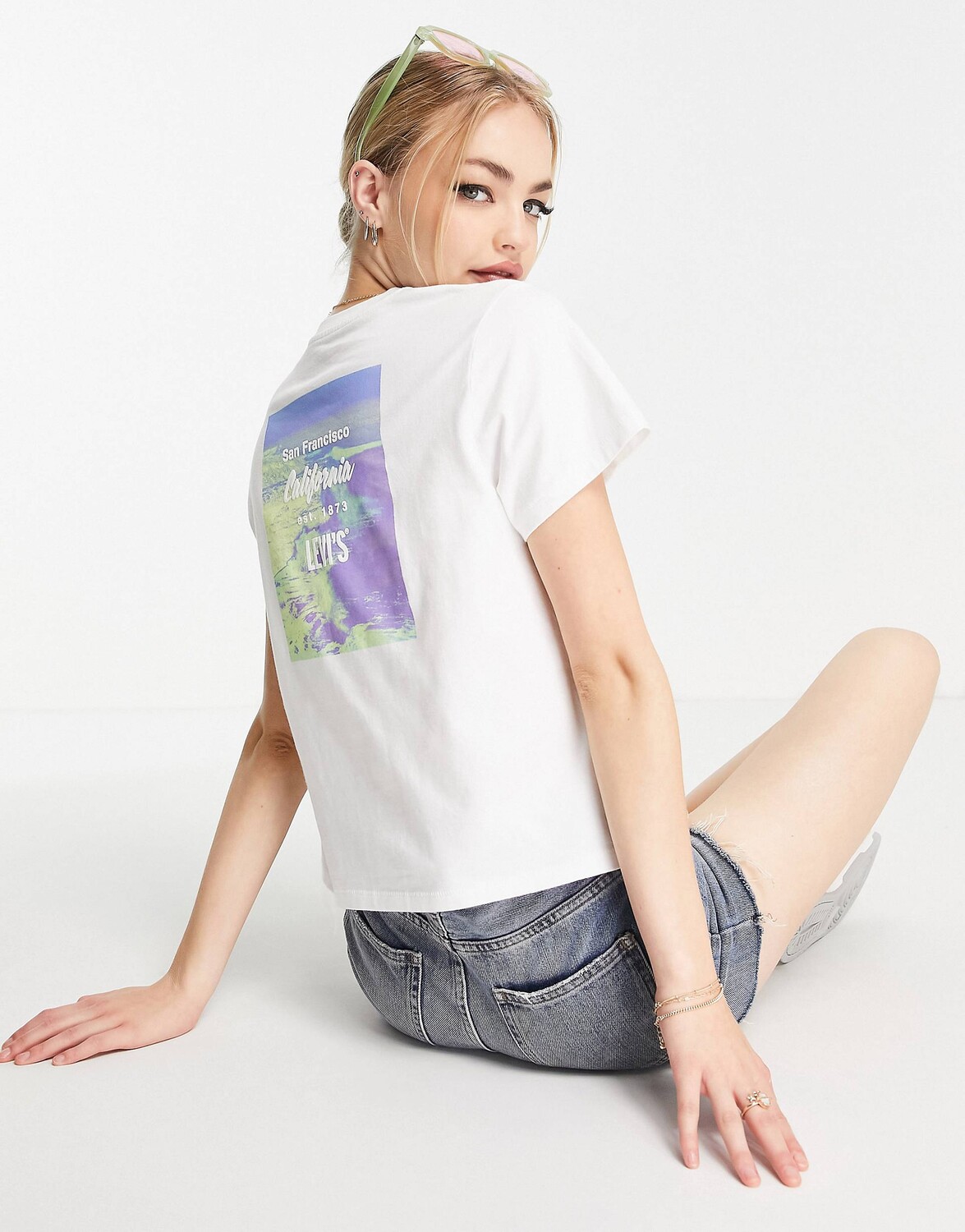 

Белая футболка с рисунком на спине Levi's