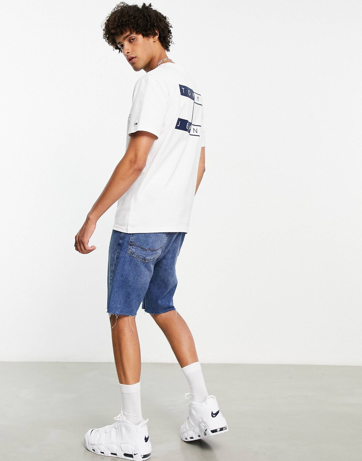

Белая футболка с перекрученным флагом Tommy Jeans