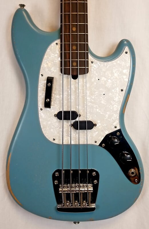 

Fender JMJ (Джастин Мелдал-Джонсен) Дорожный Мустанг Электрический. Бас-гитара, Faded Daphne Blue, с сумкой для переноски 0144060390