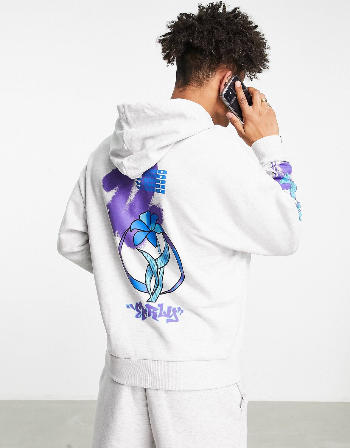 

Белая меланжевая толстовка оверсайз с граффити на спине и принтом на рукавах ASOS DESIGN