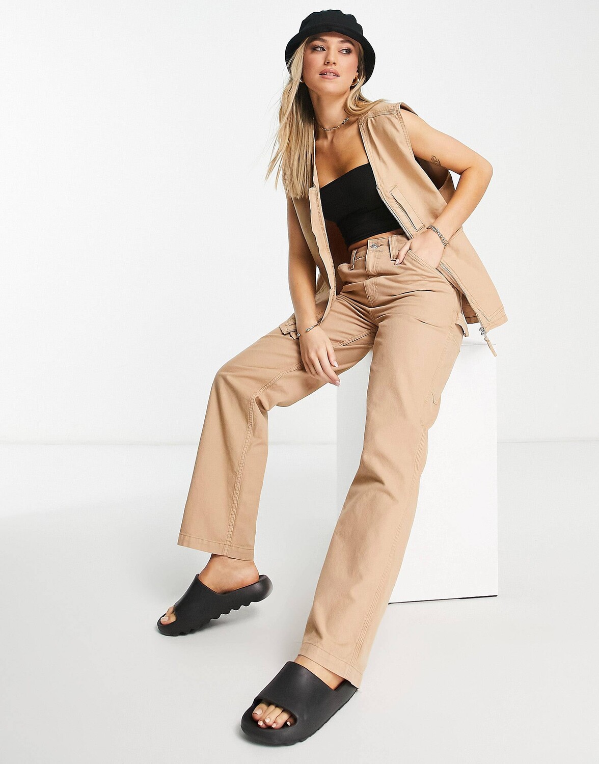 

Минималистичный жилет песочного цвета в стиле милитари ASOS DESIGN