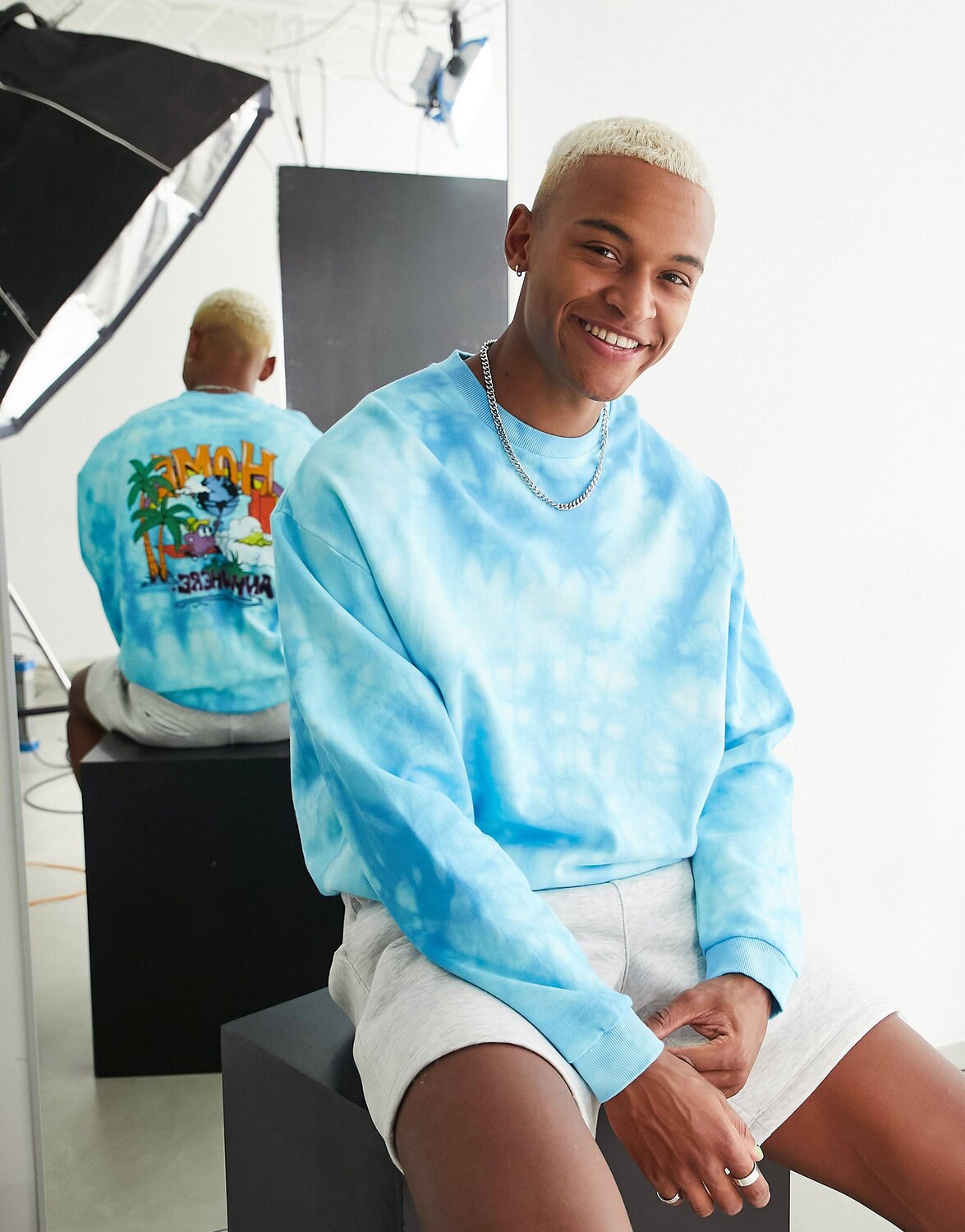 

Бело-голубая толстовка оверсайз с мультяшным принтом на спине ASOS DESIGN