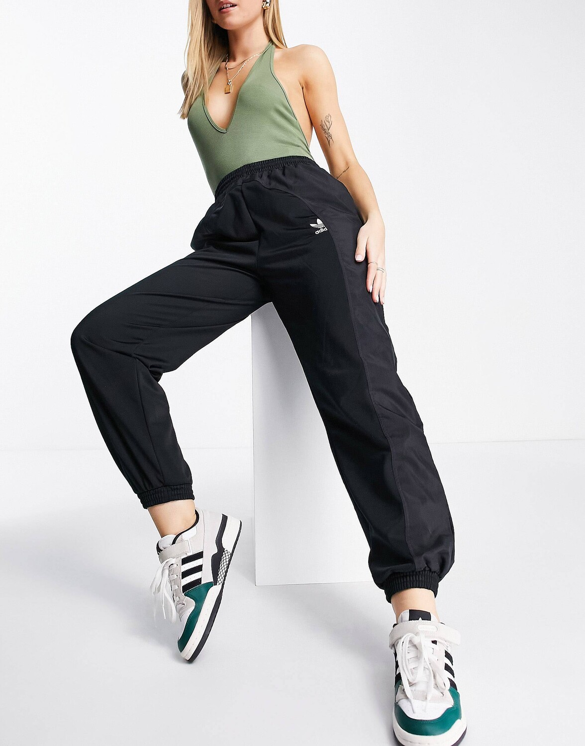 

Черные тканые спортивные брюки adidas Originals adicolor