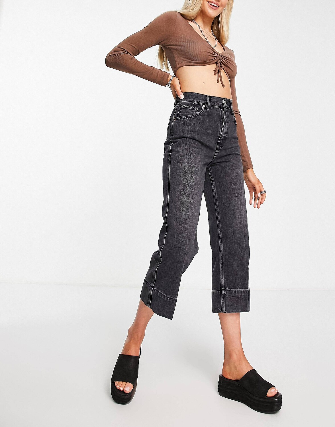 

Свободные укороченные джинсы Topshop черного цвета с эффектом потертости