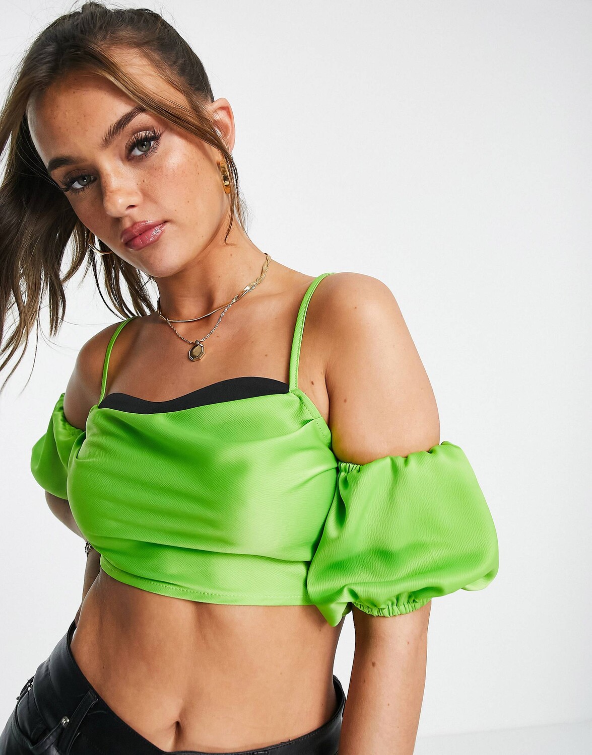 

Зеленый укороченный топ с атласной отделкой и открытыми плечами Miss Selfridge с контрастной отделкой