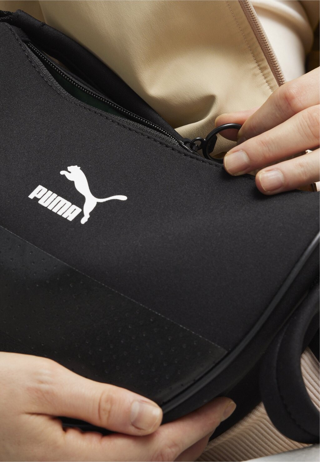 

Сумка CLASSICS SEASONAL HALBRUNDE Puma, цвет black