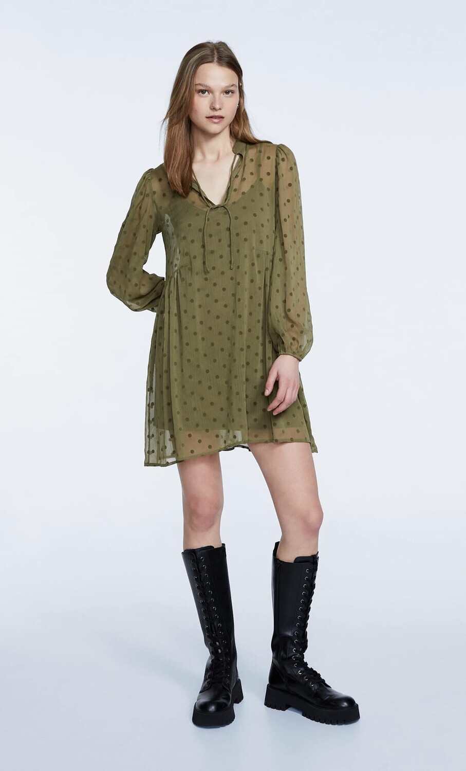 

Короткое платье в бохо из флокка Stradivarius, хаки