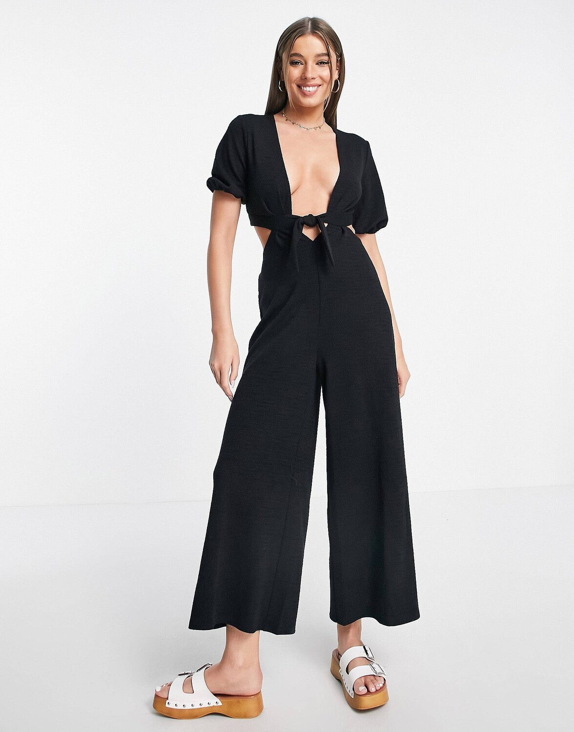 

Черный комбинезон с глубоким v-образным вырезом и объемными рукавами ASOS DESIGN