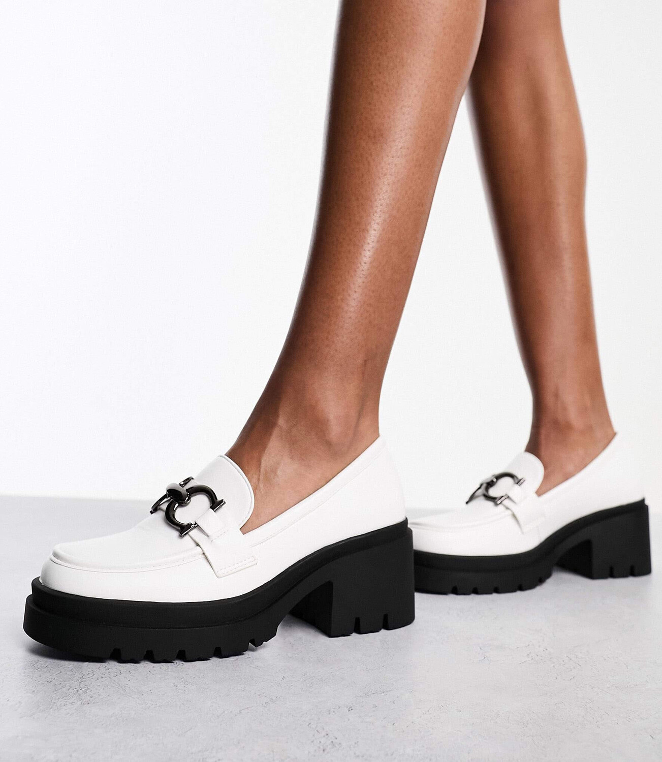 

Лоферы с пряжкой Glamorous Chunky Mid Heeled, белый/черный