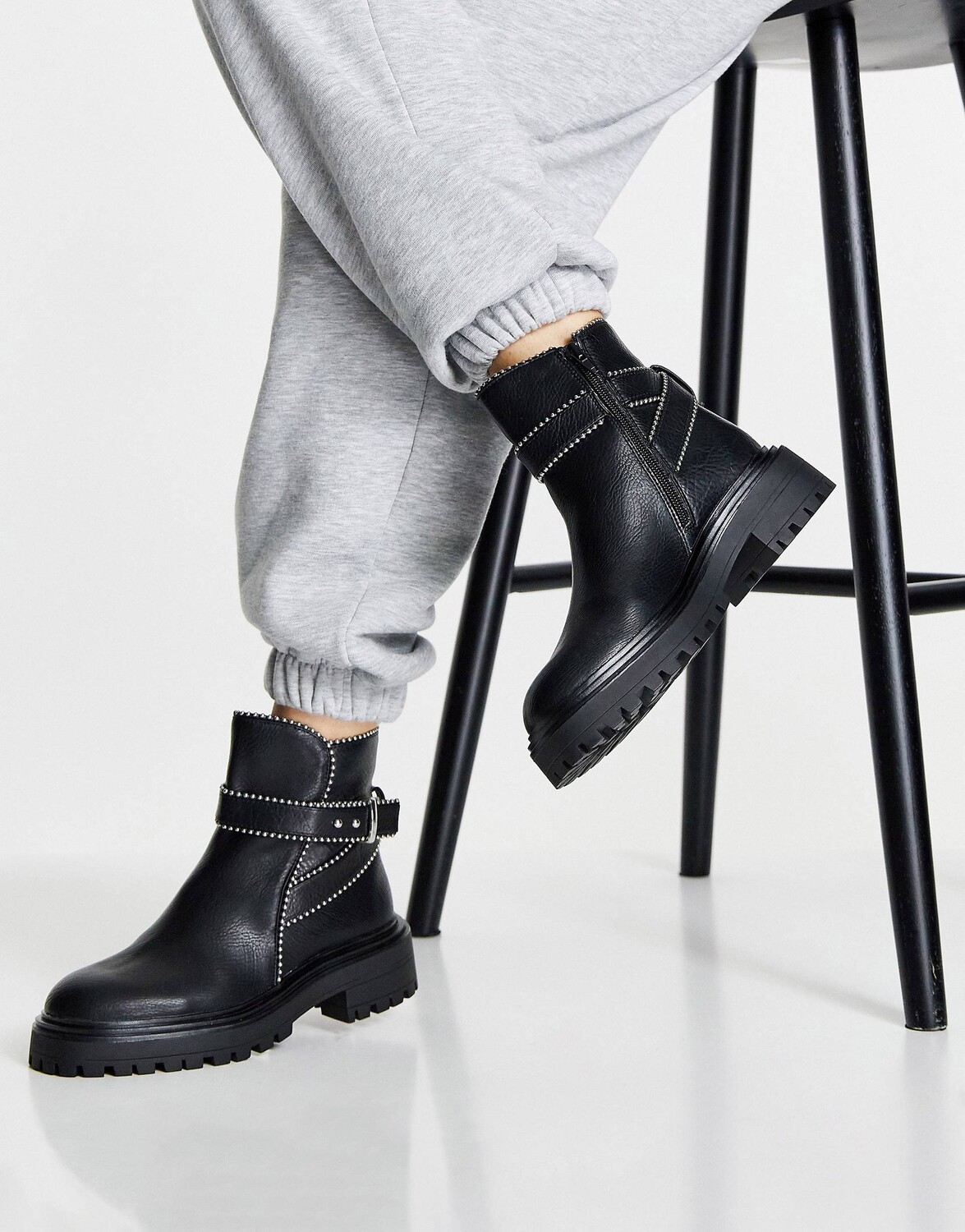

Черные ботинки с массивной пряжкой ASOS DESIGN Alani